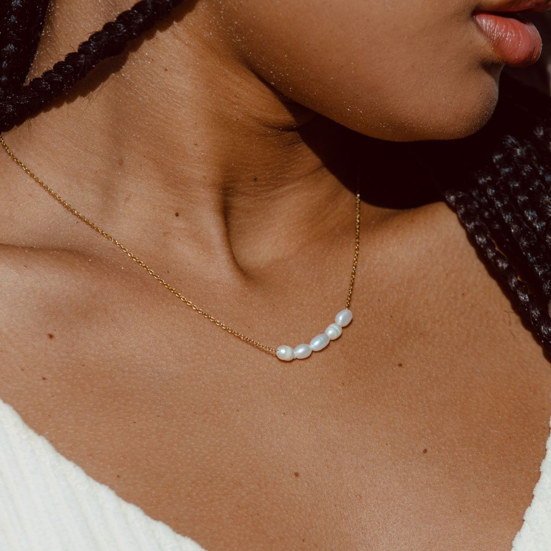 Minimalistische Goldkette für Damen mit echter Süßwasserperle. Wasserfeste & hypoallergene Perlenkette, verstellbar.