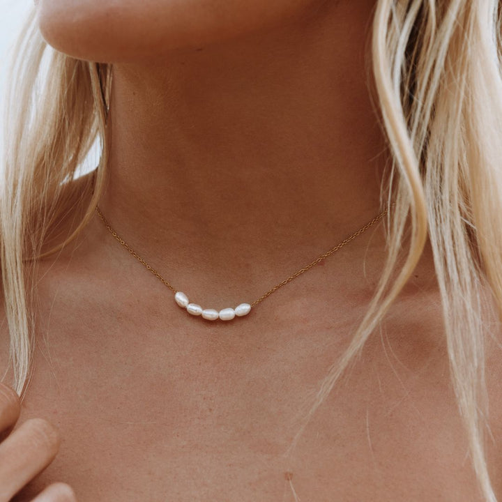 Goldene Damen Süßwasserperlen Halskette, wasserfest & hypoallergen. Eleganter, minimalistischer Schmuck für Frauen.