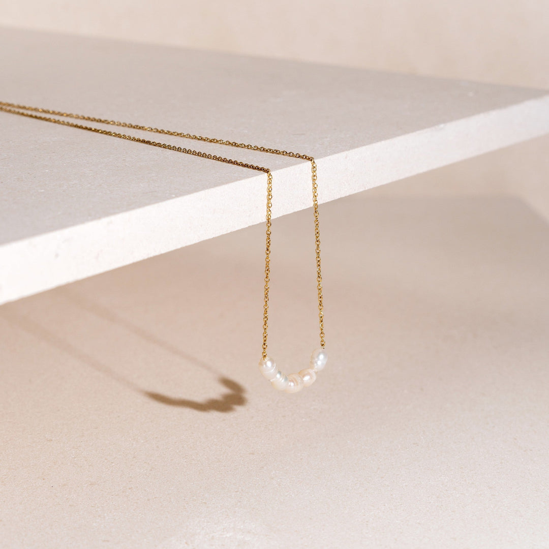 Edle Damen Perlenkette aus Gold mit Süßwasserperle. Hypoallergene Goldkette für stilbewusste Frauen, wasserfest.