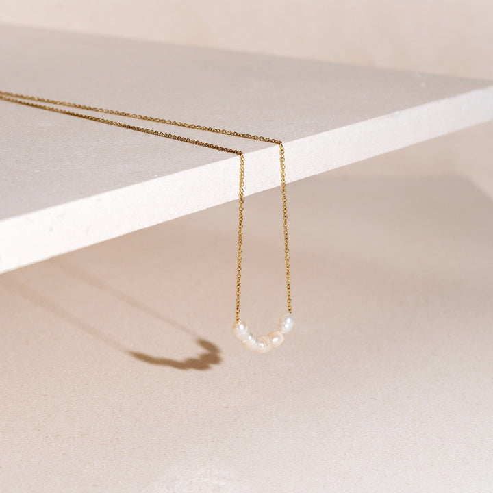 Edle Damen Perlenkette aus Gold mit Süßwasserperle. Hypoallergene Goldkette für stilbewusste Frauen, wasserfest.
