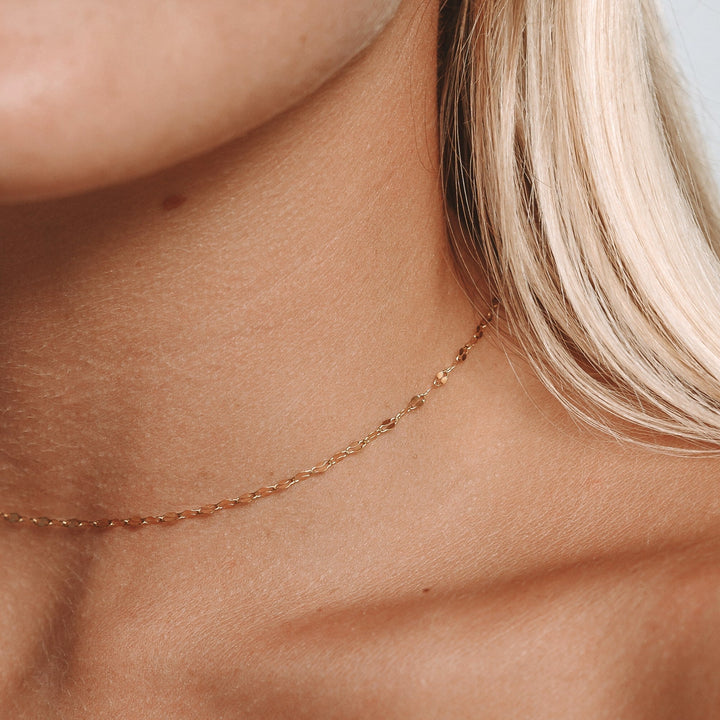 Minimalistische Damen Choker Halskette in Gold, wasserfest & hypoallergen, tolles Geschenk für Frauen.