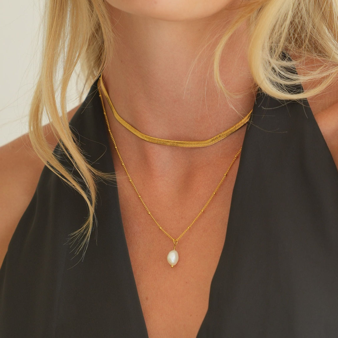 Elegantes Damen Schmuckset Gold: Herringbone Choker & Perlenkette, perfekt als stilvolles Geschenk.