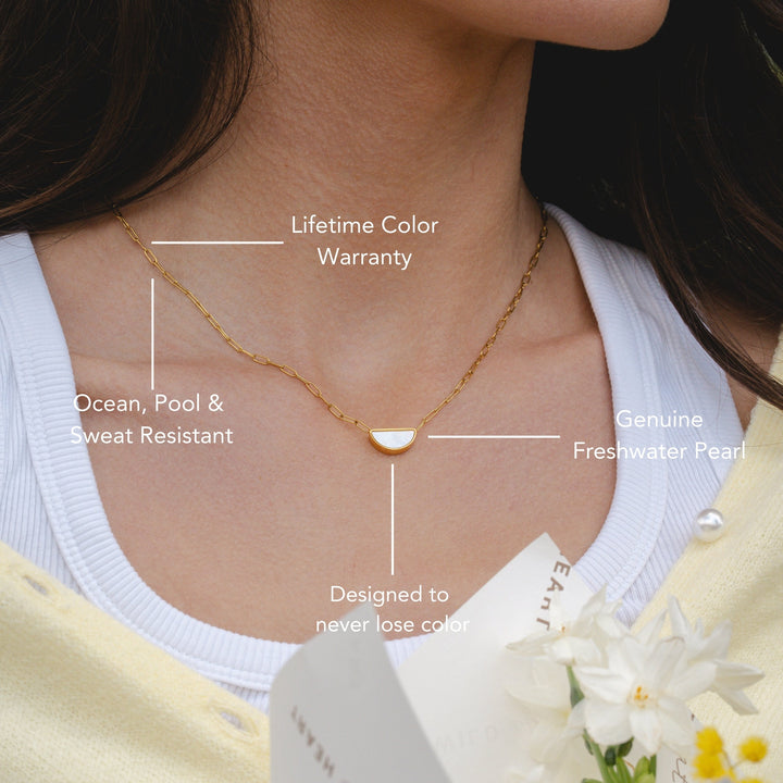 Eleganter Damenschmuck: Goldfarbener Edelstahl Choker mit schimmerndem Perlmutt Anhänger. Modern & zeitlos.