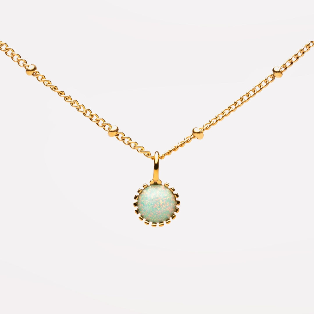 Elegant goldene Damenhalskette mit schimmerndem Opal-Anhänger aus wasserfestem Edelstahl.