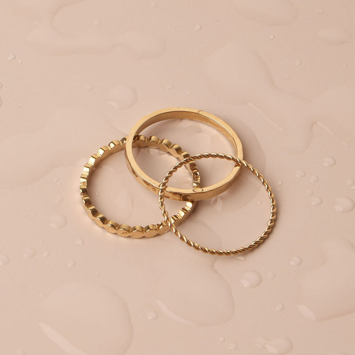 Vielseitiges Damen Ringset mit gehämmertem, gedrehtem und Perlen Design, perfekt als Alltagsschmuck.