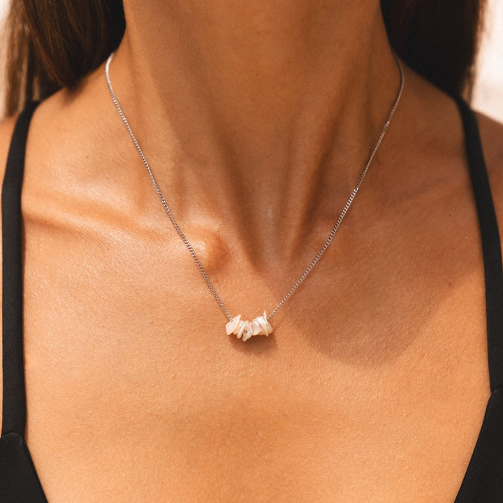 Ideales Geschenk: Wasserfeste Süßwasserperlenkette für Damen in Gold & Silber, langlebiges Edelstahl-Design.