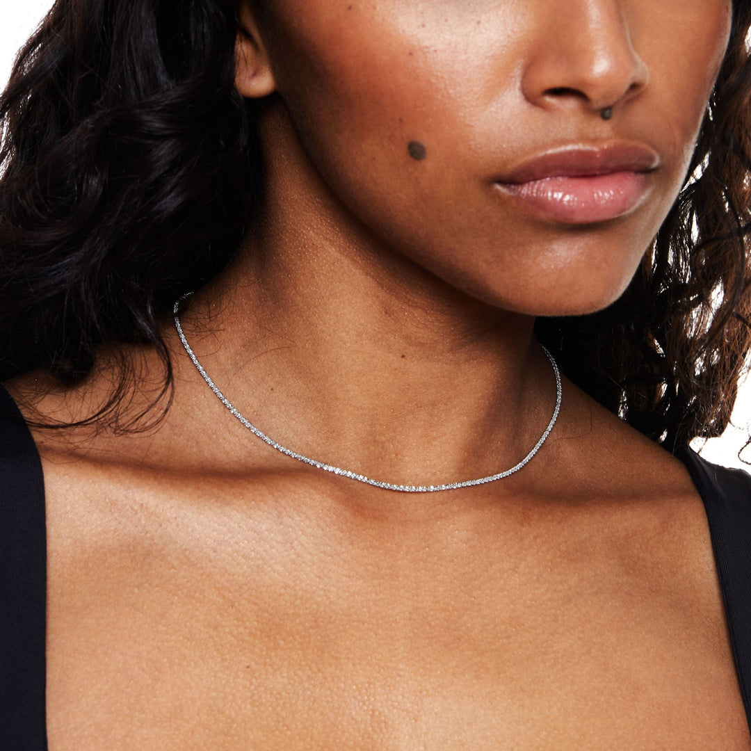Nahaufnahme einer filigranen Damen Gliederkette, goldfarben, wasserfester und hypoallergener Edelstahlschmuck.