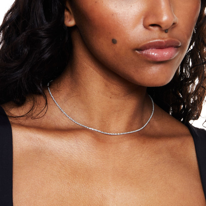 Nahaufnahme einer filigranen Damen Gliederkette, goldfarben, wasserfester und hypoallergener Edelstahlschmuck.