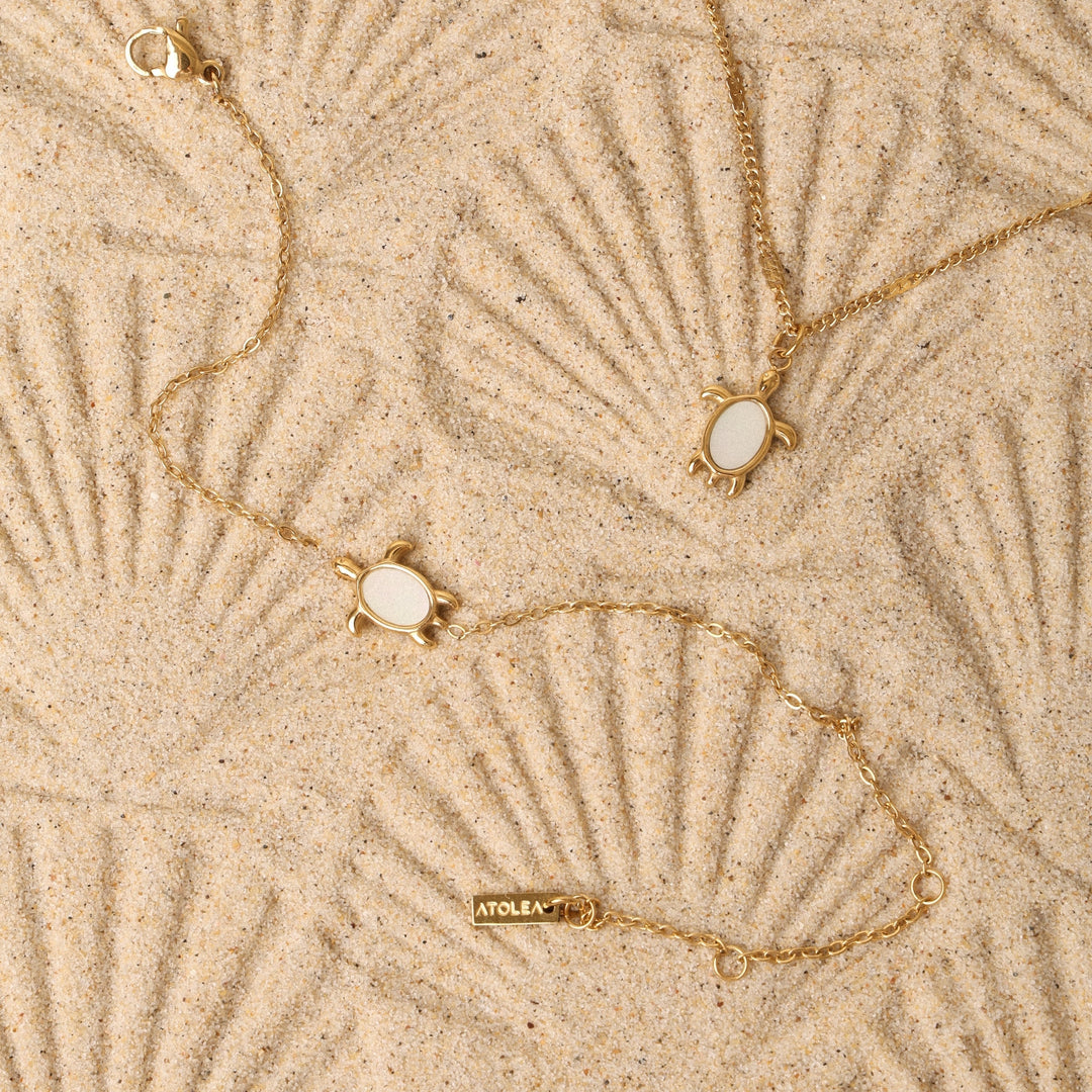 Elegantes Damenarmband mit goldener Schildkröte und Perlmutt-Details. Perfekter maritimer Schmuck.