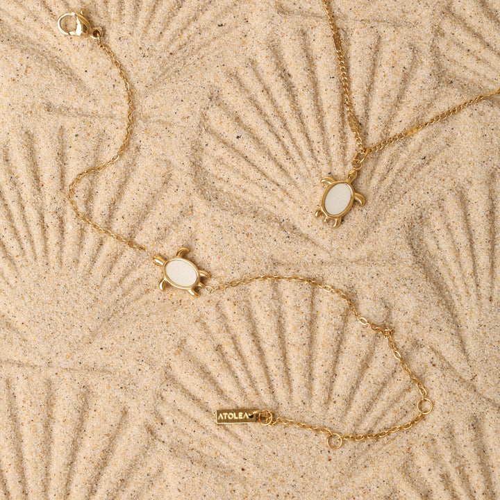 Elegantes Damenarmband mit goldener Schildkröte und Perlmutt-Details. Perfekter maritimer Schmuck.
