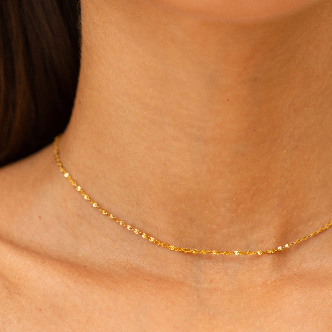 Goldene Damen Halskette: gedrehte Edelstahl-Choker-Kette, elegant und modern, ideal für jeden Anlass.