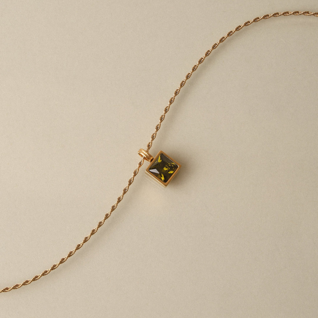 Stilvolle Damen Gold Rope Chain Halskette aus Edelstahl mit einem schimmernden grünen Zirkon.