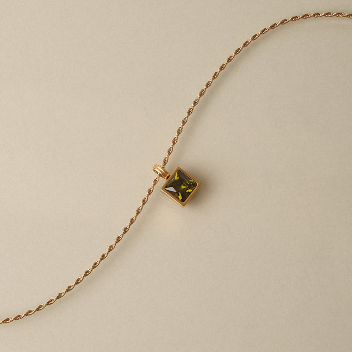 Stilvolle Damen Gold Rope Chain Halskette aus Edelstahl mit einem schimmernden grünen Zirkon.