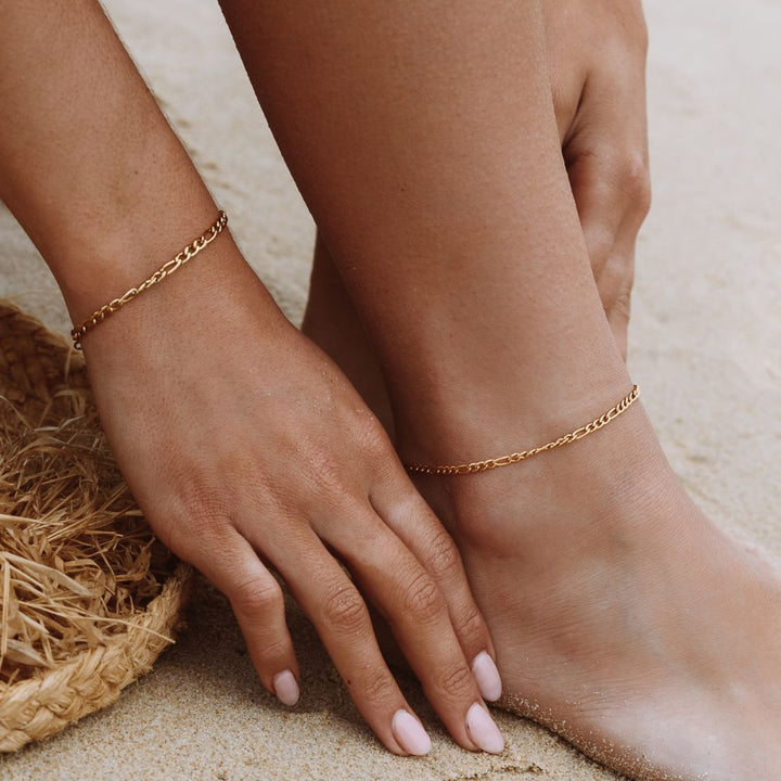 Verstellbare Damen Gold-Fußkette im Figaro-Design, wasserfest. Optimal für den Strandurlaub & Pool.