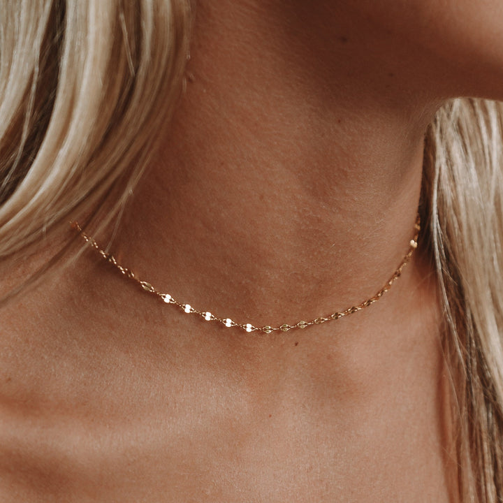 Goldener Damen Choker Halskette aus wasserfestem Edelstahl, minimalistisch & verstellbar für modernen Look.