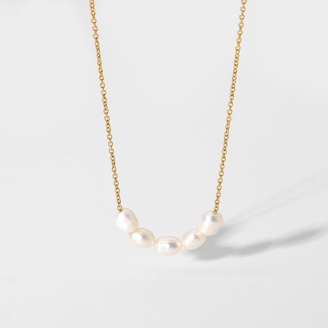 Exklusive Goldkette für Damen mit Süßwasserperle. Verstellbar, wasserfest und hypoallergen. Eleganter Perlenschmuck.