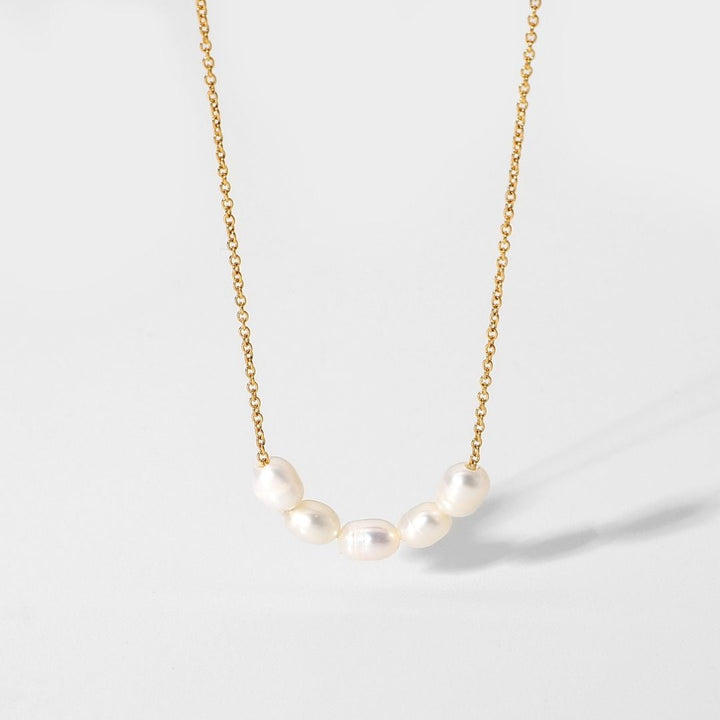 Exklusive Goldkette für Damen mit Süßwasserperle. Verstellbar, wasserfest und hypoallergen. Eleganter Perlenschmuck.