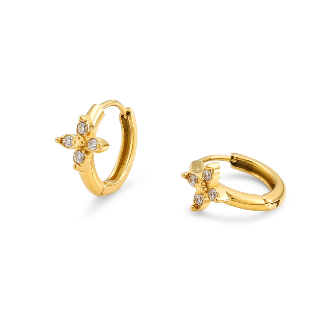 Elegante Huggie Creolen aus Gold für Damen, verziert mit einem filigranen Blumen-Anhänger und Zirkon-Details.