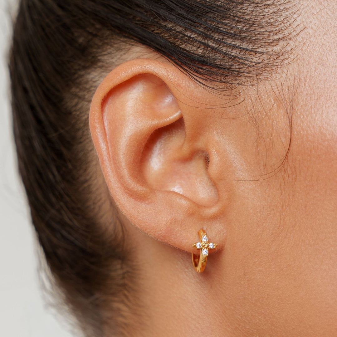 Damen Gold Creolen mit floralem Blumen-Anhänger und funkelndem Zirkon; elegante Ohrringe für Frauen.