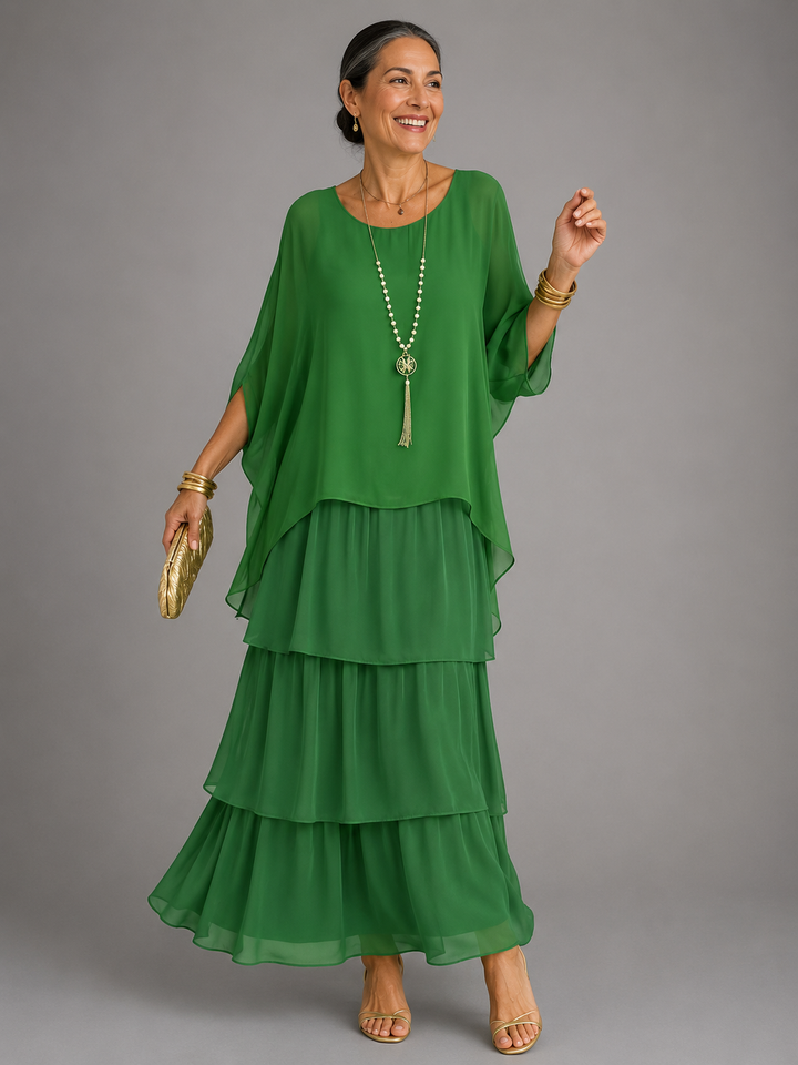 Model im fließenden, langen Damen Abendkleid; perfekt für festliche Herbstabende und Abendmode.