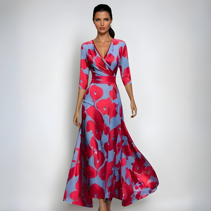 Nahaufnahme des eleganten Blumenmusters auf dem fließenden Damen Abendkleid, perfekt für festliche Abende.