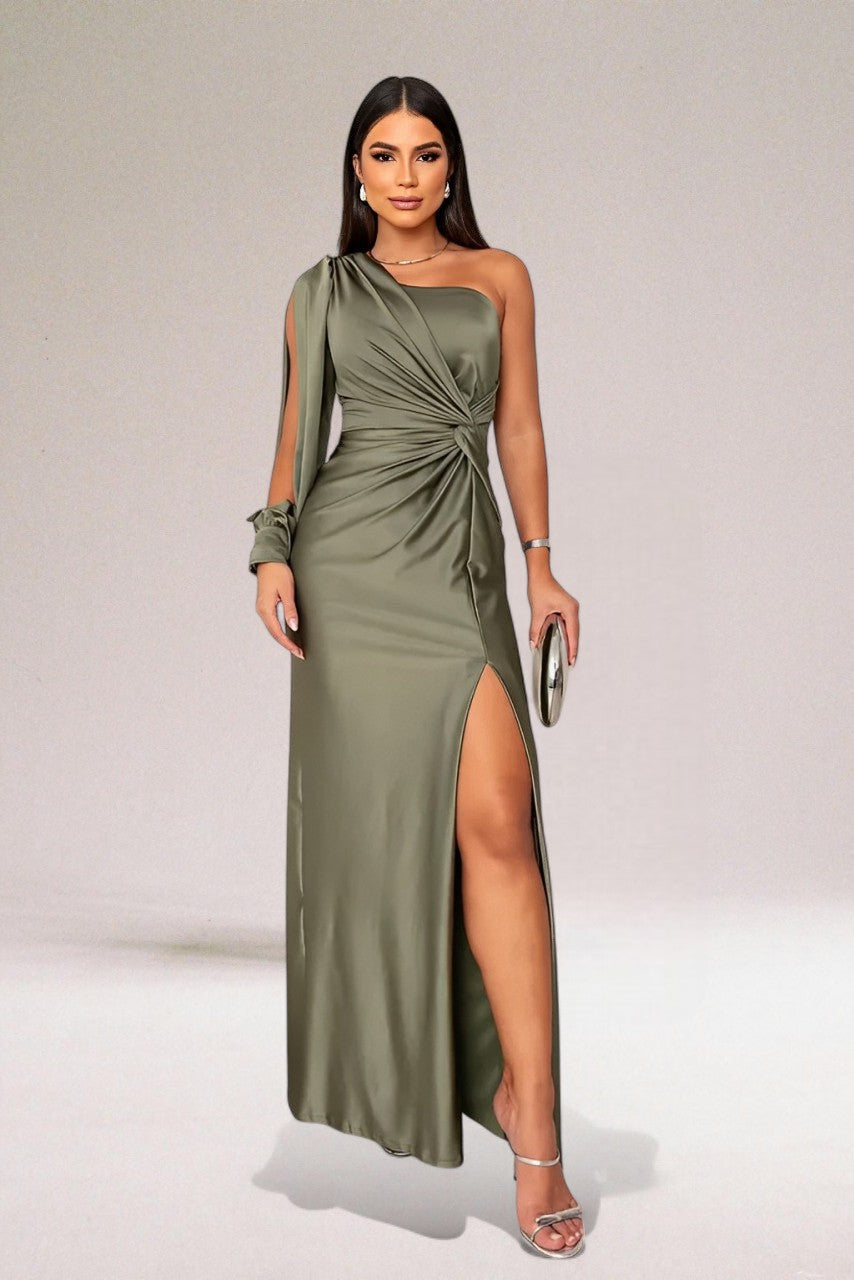 Figurschmeichelndes, langes Abendkleid für Damen, ideal für Hochzeit. Fließendes Material, elegant & festlich.