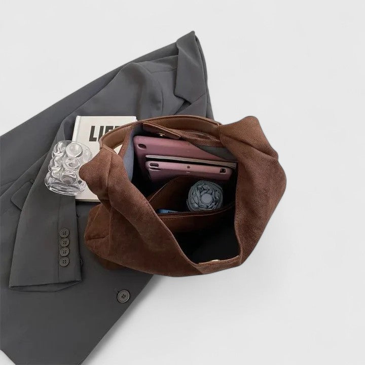 Innenansicht der Laptoptasche Carla mit Fächern für Laptop & Organisation, ideal für Pendler.