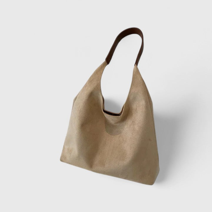 Stilvolle Damentasche Carla auf dem Schreibtisch, als elegante Bürotasche für Laptop & Dokumente.