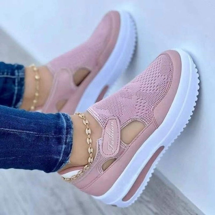 Frau trägt bequeme, sportliche Damen Slip-On Sneaker Liana. Ideal als atmungsaktiver Sommerschuh für Damenschuhe.
