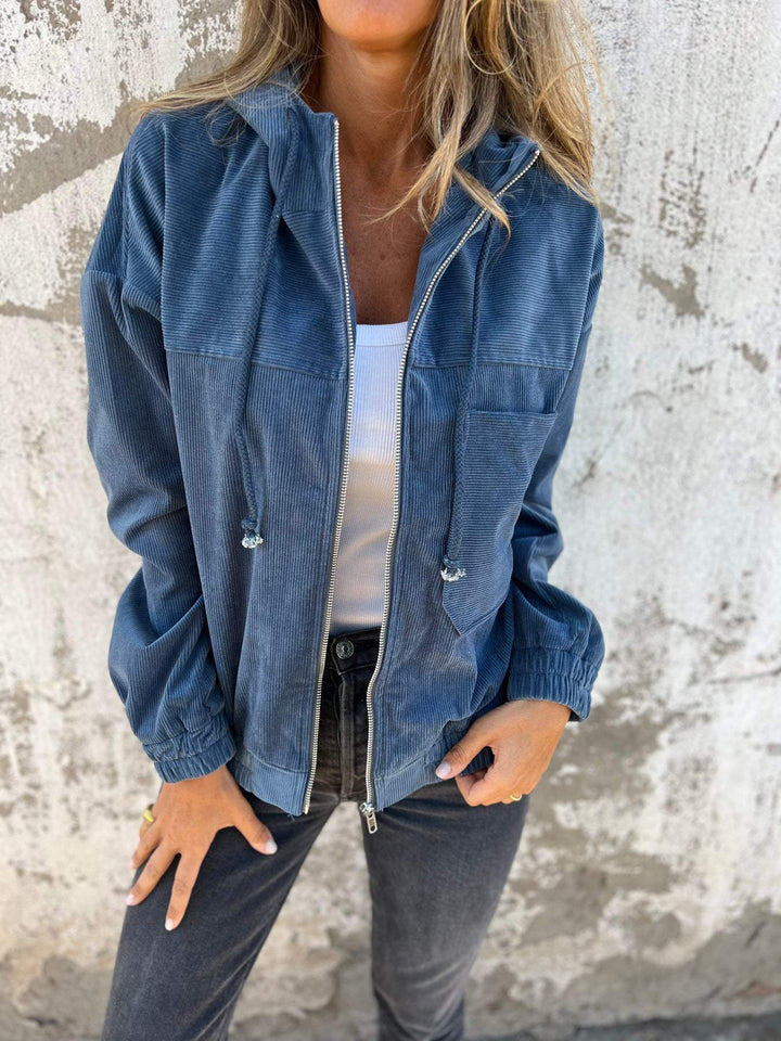 Bequeme unifarbene Damen Kapuzenjacke im Oversized-Stil, ideal als vielseitige Freizeitjacke für den Alltag.