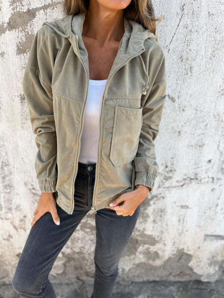 Lockere, bequeme Damen Kapuzenjacke im lässigen Casual-Stil, perfekt als Oversized Freizeit-Oberbekleidung.
