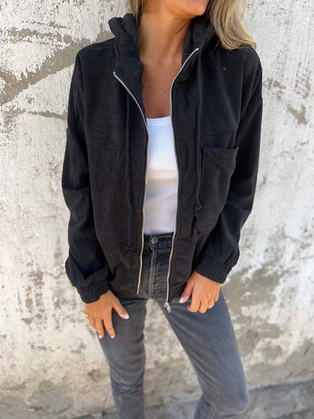 Unifarbene Damen Kapuzenjacke, locker und bequem, als modische Freizeitjacke und Alltags-Oberbekleidung.