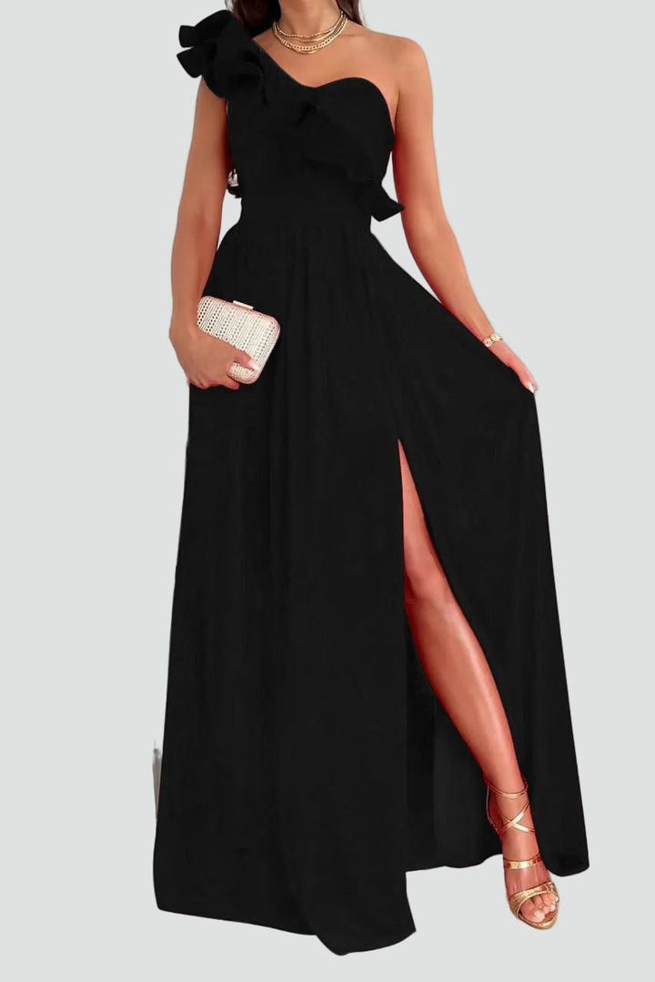 Chic Maxi Cocktailkleid für Damen mit auffälligem Schulter-Volant und Bein-Schlitz, festliche Abendmode.