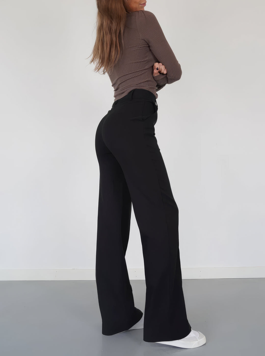 Bequeme schwarze Damen Hose mit Hochbund, elegant geschnitten für Alltag, Büro und besondere Anlässe.
