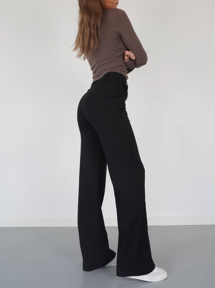 Bequeme schwarze Damen Hose mit Hochbund, elegant geschnitten für Alltag, Büro und besondere Anlässe.