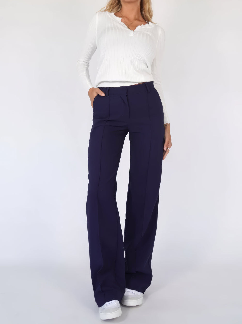 Stilvolle schwarze Hochbund Hose für Damen, perfekt als Bürohose oder elegante Freizeithose. Bequem.