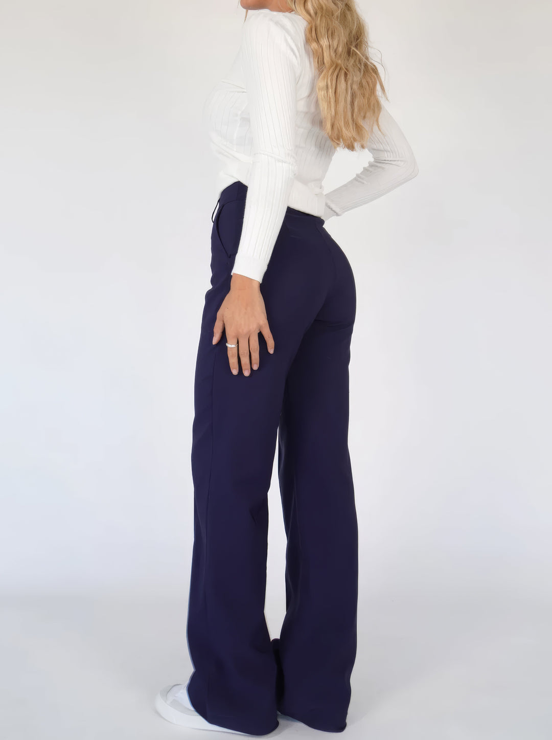 Weiße Damen Hochbund Hose, elegant und bequem, ideal für Business, Freizeitoutfits und Wintermode.