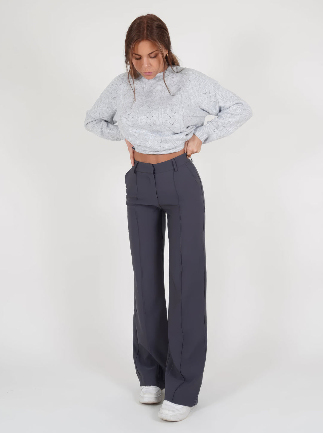 Detailansicht: Schnitt der schwarzen Damen Hochbund Hose, modern und schmeichelhaft. Ideal für Winter.
