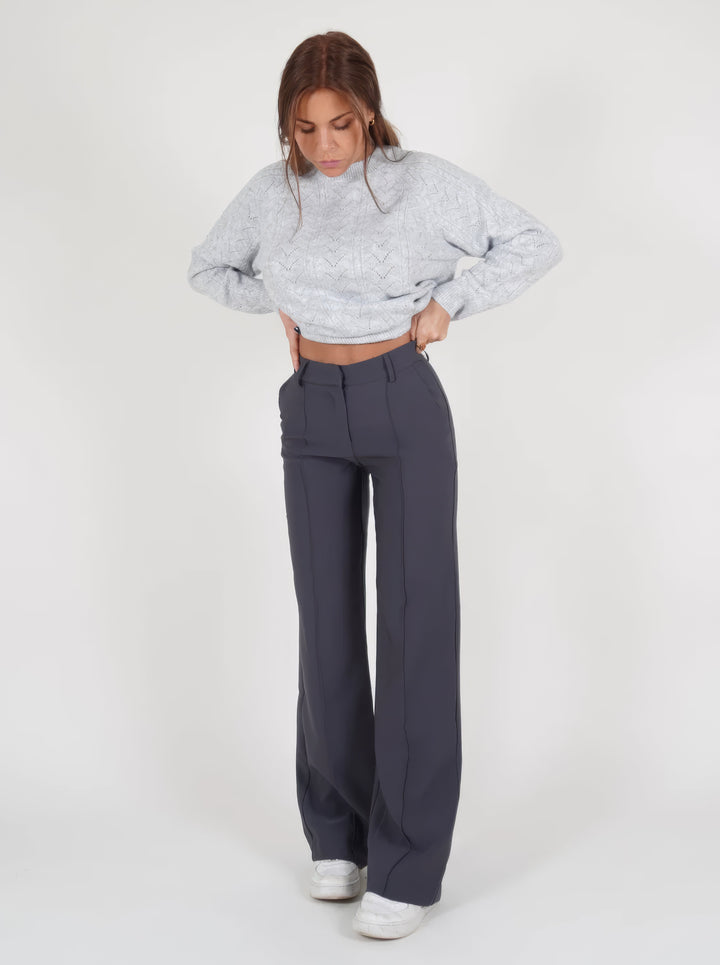 Detailansicht: Schnitt der schwarzen Damen Hochbund Hose, modern und schmeichelhaft. Ideal für Winter.