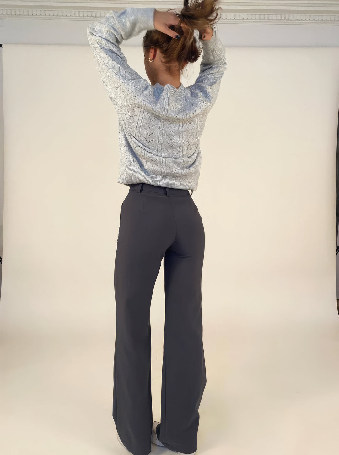 Dame trägt elegante schwarze Hochbund Hose, stilvolles Outfit für Büro, Freizeit oder Abend im Herbst.