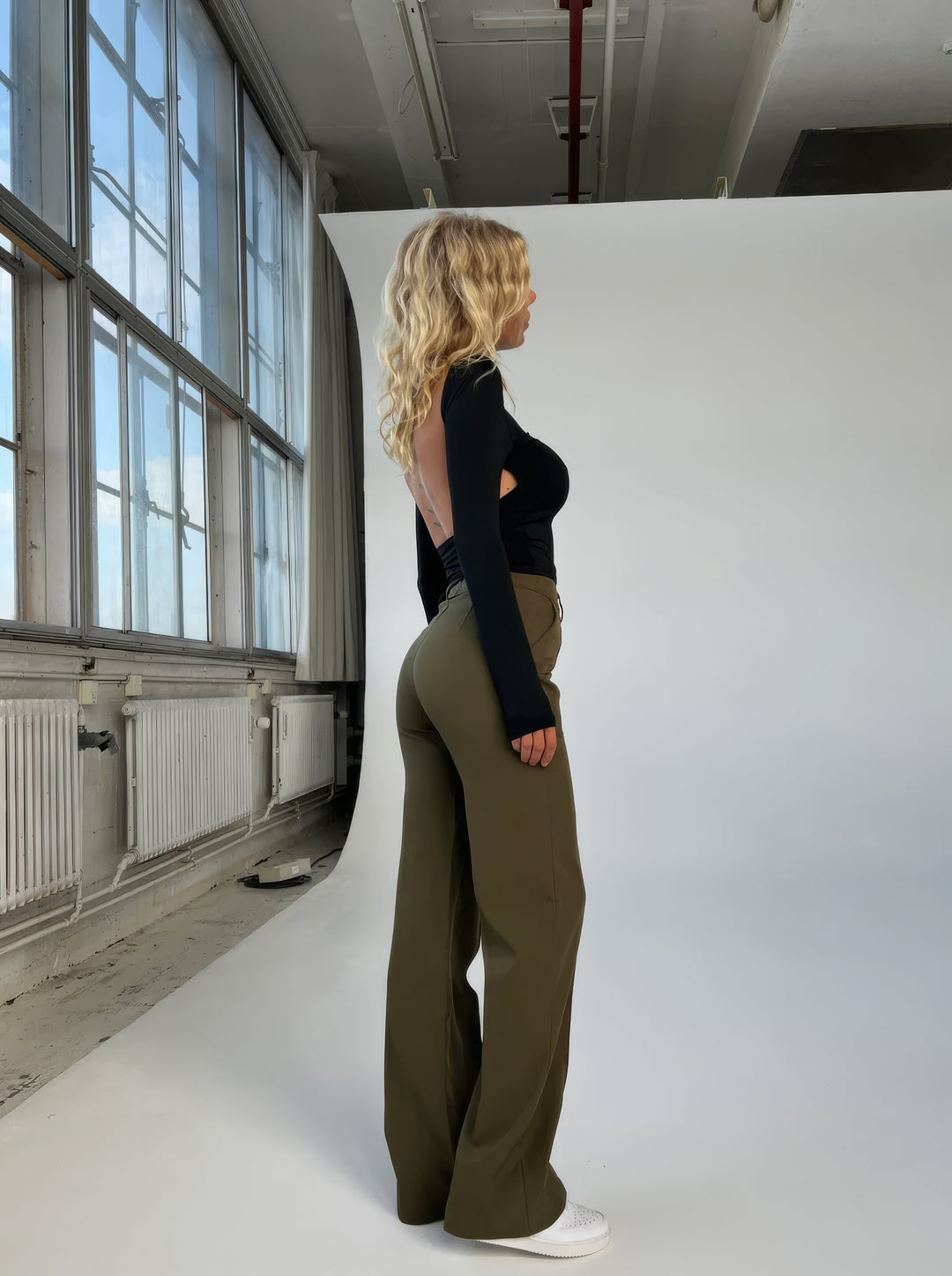 Bequeme schwarze Damen Freizeithose mit Hochbund, ideal für entspannte, stilvolle Tage im Herbst.