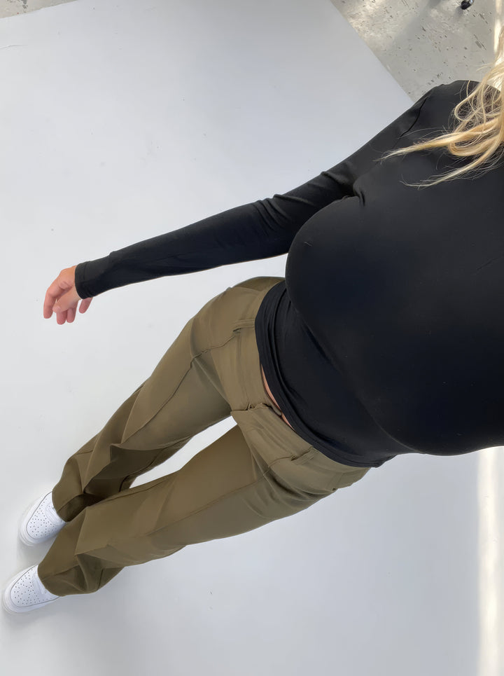 Elegante schwarze Hochbund Hose für Damen, perfekt für Herbst- und Wintermode. Bequem und stilvoll.