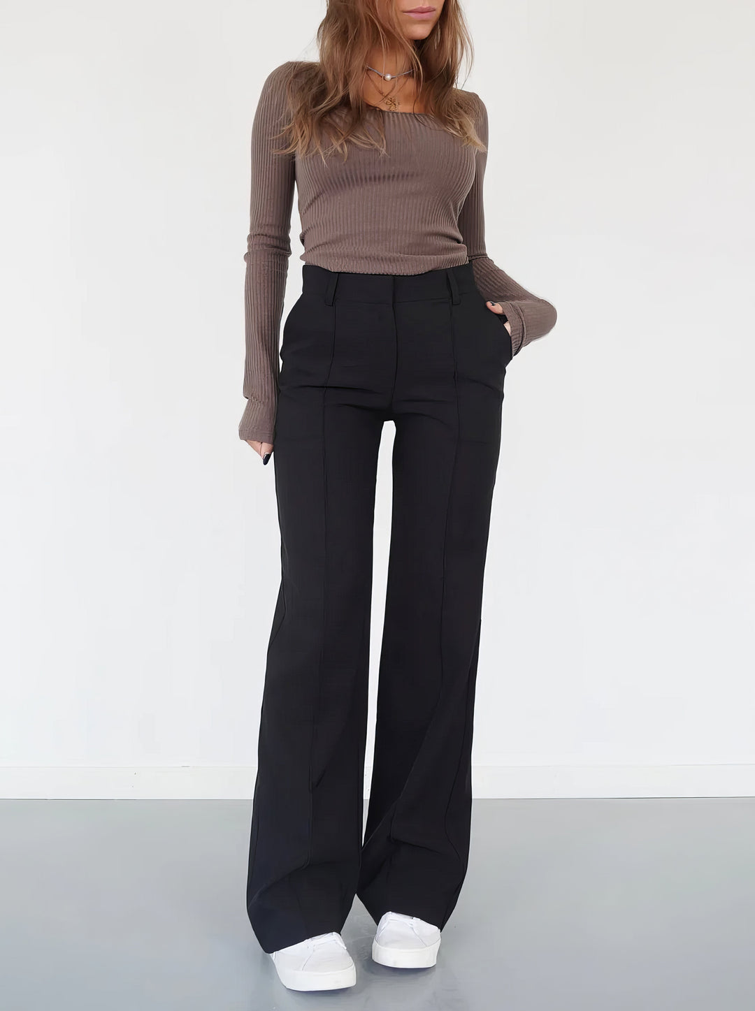Schwarze Damen Hochbund Hose für eleganten Komfort, ideal für Büro, Freizeit. Stilvolle Herbst-/Wintermode.