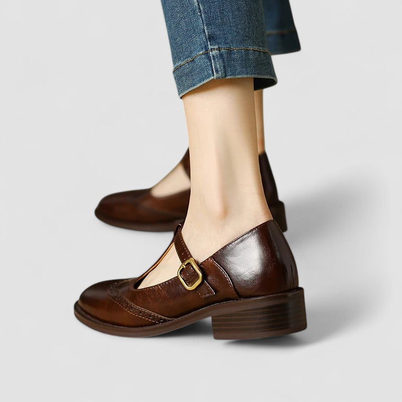 Nahaufnahme des eleganten Riemens und der Schnalle der orthopädischen Mary Janes für Damen.