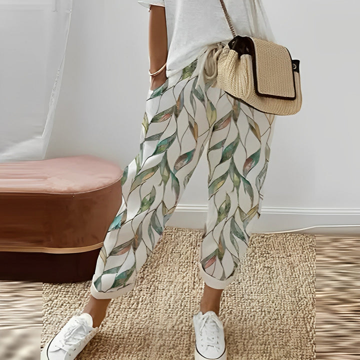 Fließende, leichte Damen Sommerhose Pauline für Komfort und Eleganz. Ideal für stilvolle Sommeroutfits.