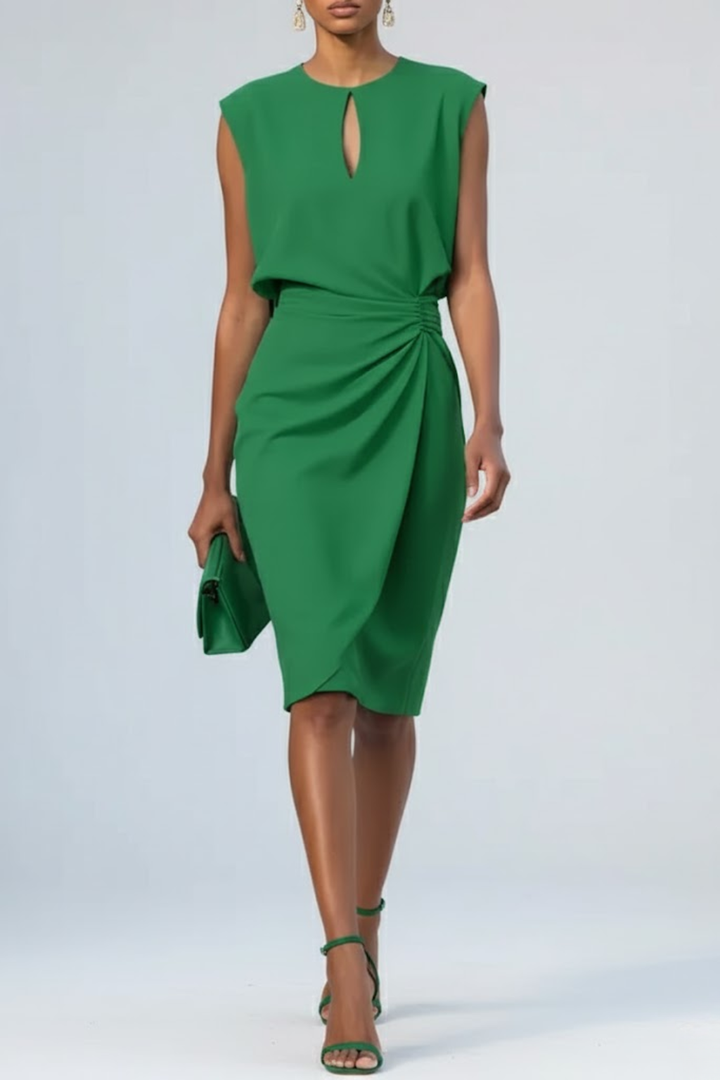 Modernes weißes Abendkleid für Partys & Events, mit fließendem Stoff und elegantem Schnitt.