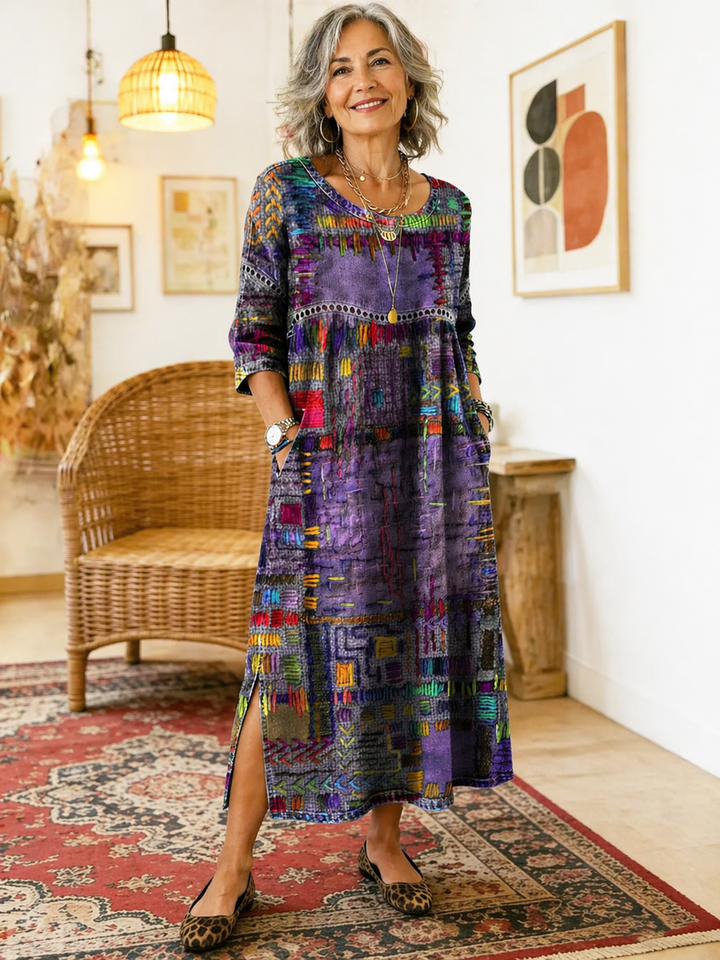Komfortables Amelie Boho-Kleid mit buntem Patchwork-Design. Perfektes Musterkleid für warme Sommertage.