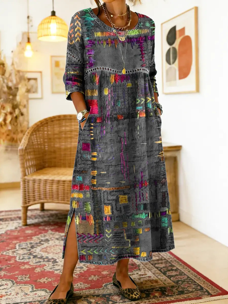 Model trägt Amelie Damenkleid (Oberteil). Auffälliges Boho-Patchwork-Muster, ideal für elegante Freizeit.