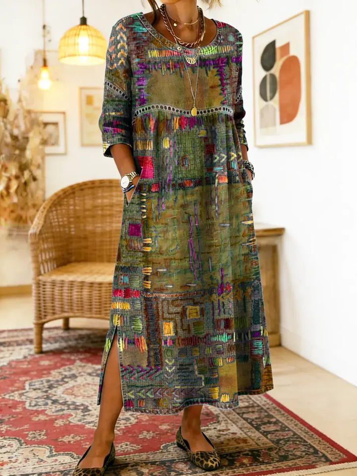 Model trägt Amelie Damen Boho-Kleid. Komfortables Patchwork-Sommerkleid im Boho-Stil. Vielseitig.