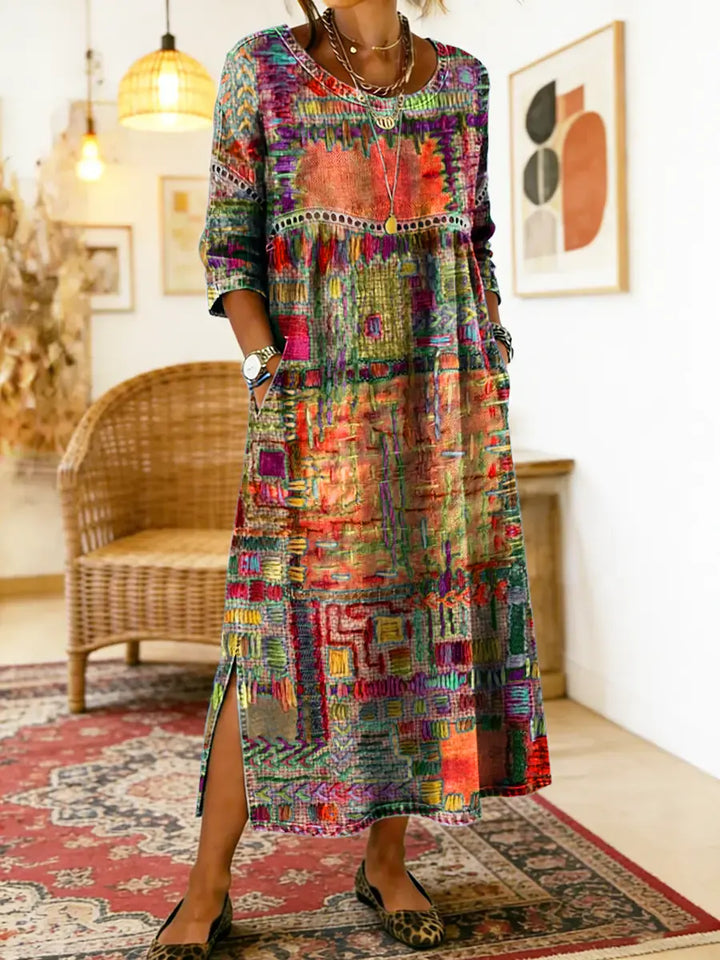 Rückansicht des Amelie Damen Boho-Kleides. Fließendes Patchwork-Musterkleid, perfekt für den Sommer.